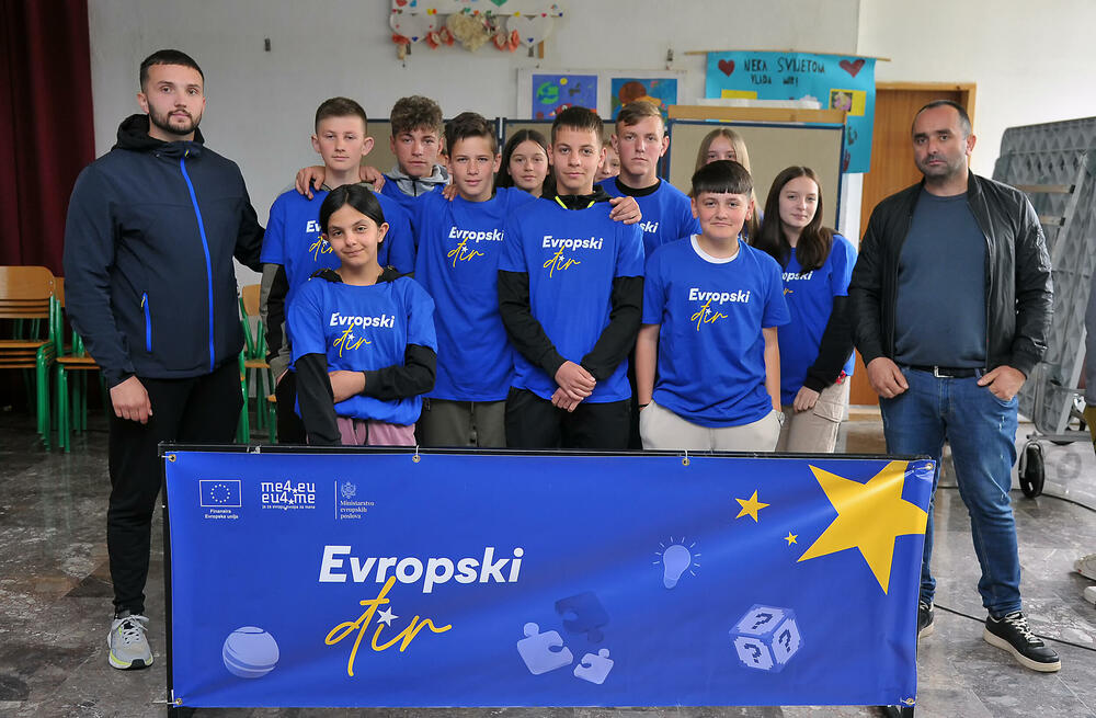 <p>„Iako je kalendarski maj, Petnjicu je iznenadio snijeg, ali ni neuobičajene vremenske prilike nisu uspjele da poremete raspoloženje i energiju na još jednom izdanju Evropskog đira“, kazali su iz Ministarstva evropskih poslova</p>