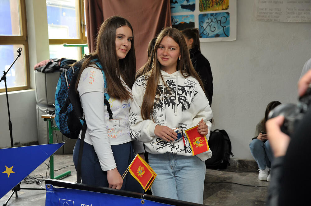 <p>„Iako je kalendarski maj, Petnjicu je iznenadio snijeg, ali ni neuobičajene vremenske prilike nisu uspjele da poremete raspoloženje i energiju na još jednom izdanju Evropskog đira“, kazali su iz Ministarstva evropskih poslova</p>