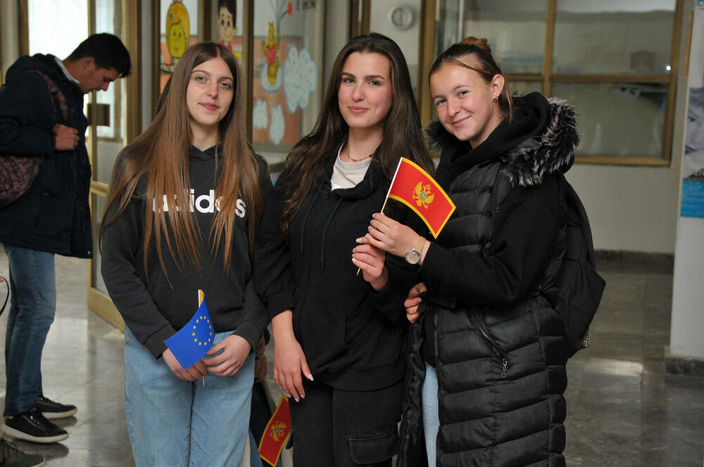 <p>„Iako je kalendarski maj, Petnjicu je iznenadio snijeg, ali ni neuobičajene vremenske prilike nisu uspjele da poremete raspoloženje i energiju na još jednom izdanju Evropskog đira“, kazali su iz Ministarstva evropskih poslova</p>