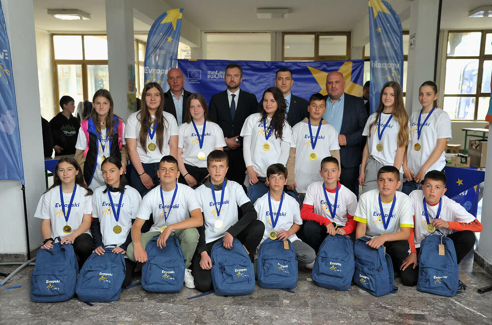 <p>„Iako je kalendarski maj, Petnjicu je iznenadio snijeg, ali ni neuobičajene vremenske prilike nisu uspjele da poremete raspoloženje i energiju na još jednom izdanju Evropskog đira“, kazali su iz Ministarstva evropskih poslova</p>