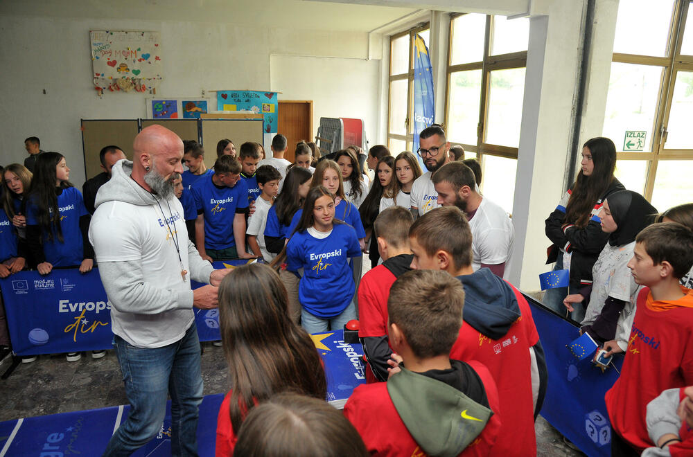 <p>„Iako je kalendarski maj, Petnjicu je iznenadio snijeg, ali ni neuobičajene vremenske prilike nisu uspjele da poremete raspoloženje i energiju na još jednom izdanju Evropskog đira“, kazali su iz Ministarstva evropskih poslova</p>