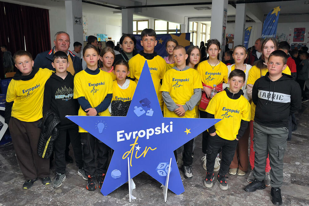 <p>„Iako je kalendarski maj, Petnjicu je iznenadio snijeg, ali ni neuobičajene vremenske prilike nisu uspjele da poremete raspoloženje i energiju na još jednom izdanju Evropskog đira“, kazali su iz Ministarstva evropskih poslova</p>