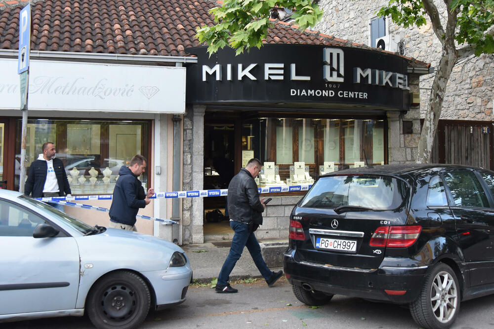 Sa mjesta pljačke (arhiva), Foto: Luka Zeković