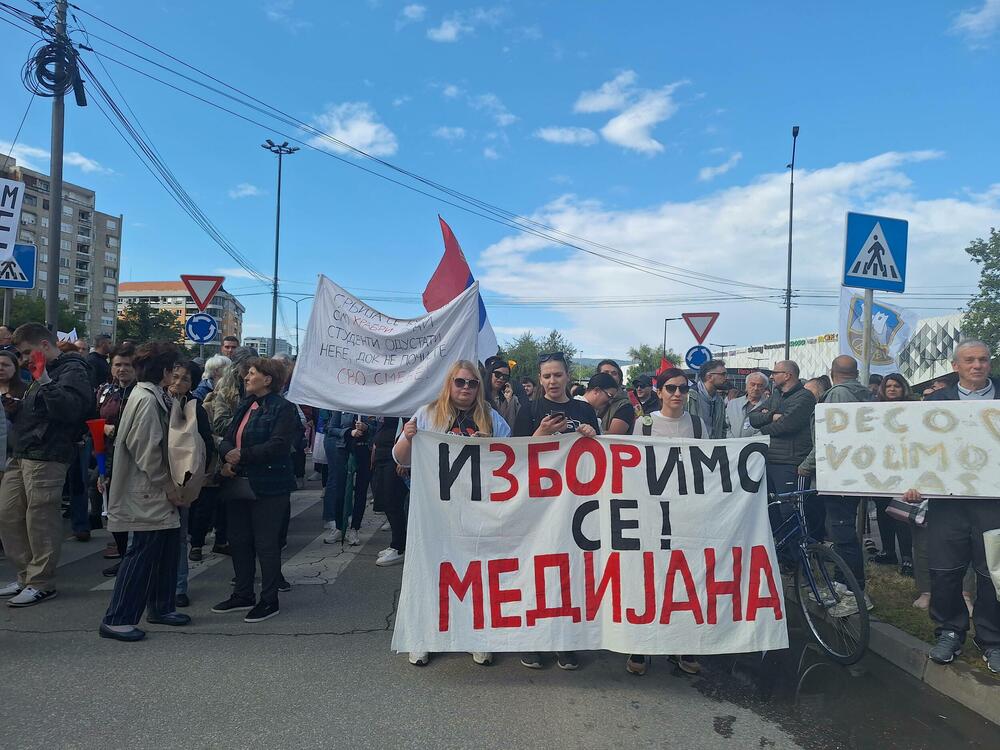 <p>Zatražili su sa protesta "Izbori(mo) se" i odgovornost za pad nadstrešnice na Željezničkoj stanici u Novom Sadu, 1. novembra 2024.</p>