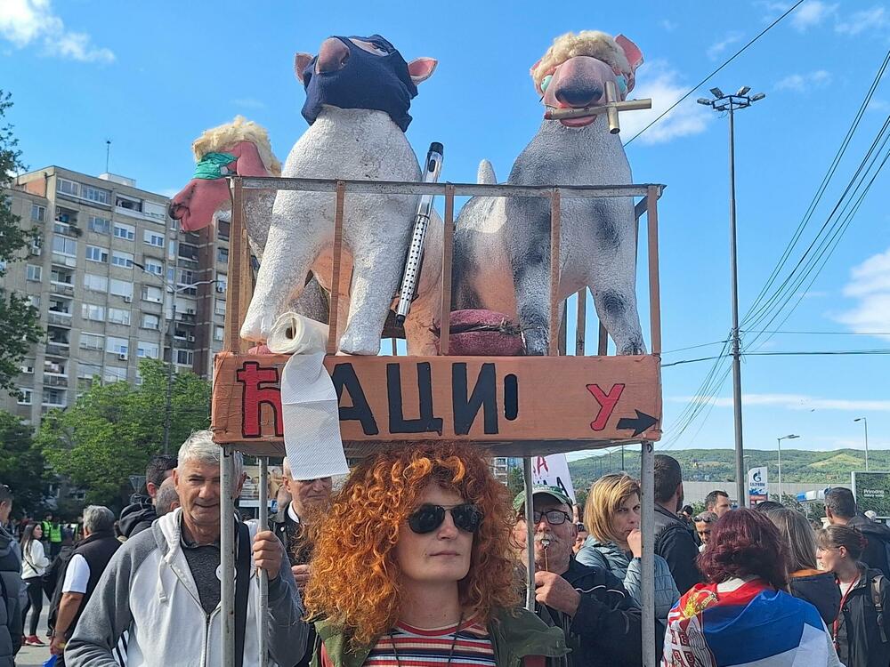 <p>Zatražili su sa protesta "Izbori(mo) se" i odgovornost za pad nadstrešnice na Željezničkoj stanici u Novom Sadu, 1. novembra 2024.</p>