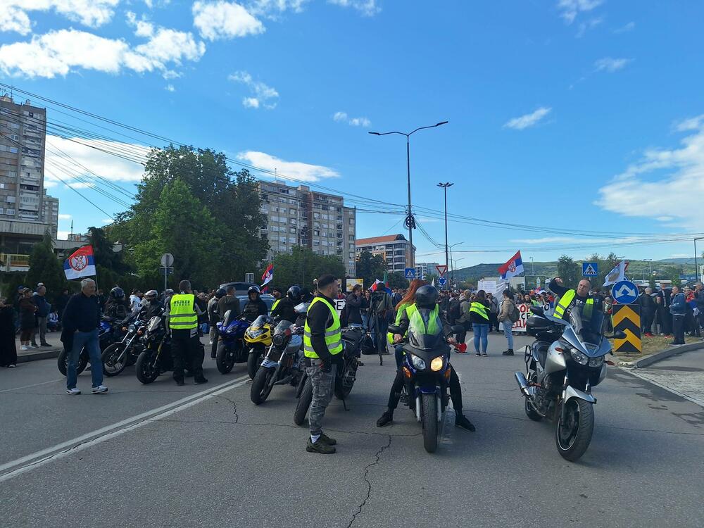 <p>Zatražili su sa protesta "Izbori(mo) se" i odgovornost za pad nadstrešnice na Željezničkoj stanici u Novom Sadu, 1. novembra 2024.</p>