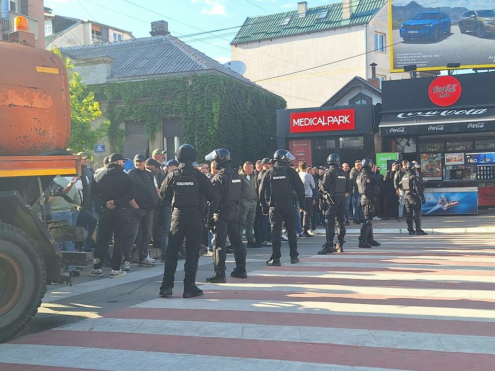 <p>Zatražili su sa protesta "Izbori(mo) se" i odgovornost za pad nadstrešnice na Željezničkoj stanici u Novom Sadu, 1. novembra 2024.</p>