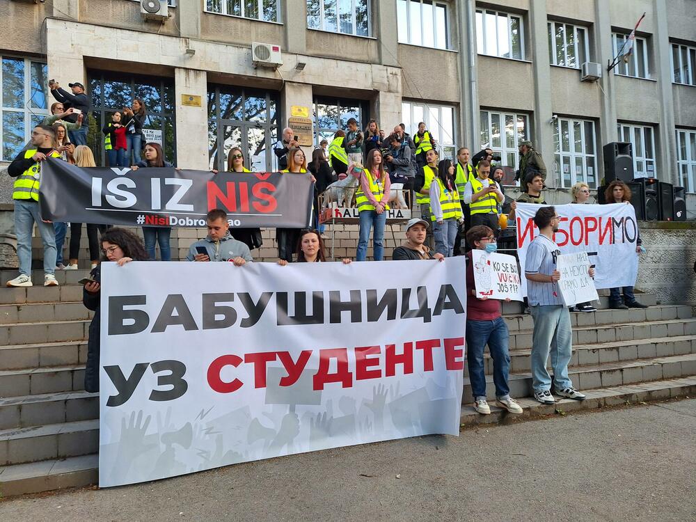 <p>Zatražili su sa protesta "Izbori(mo) se" i odgovornost za pad nadstrešnice na Željezničkoj stanici u Novom Sadu, 1. novembra 2024.</p>