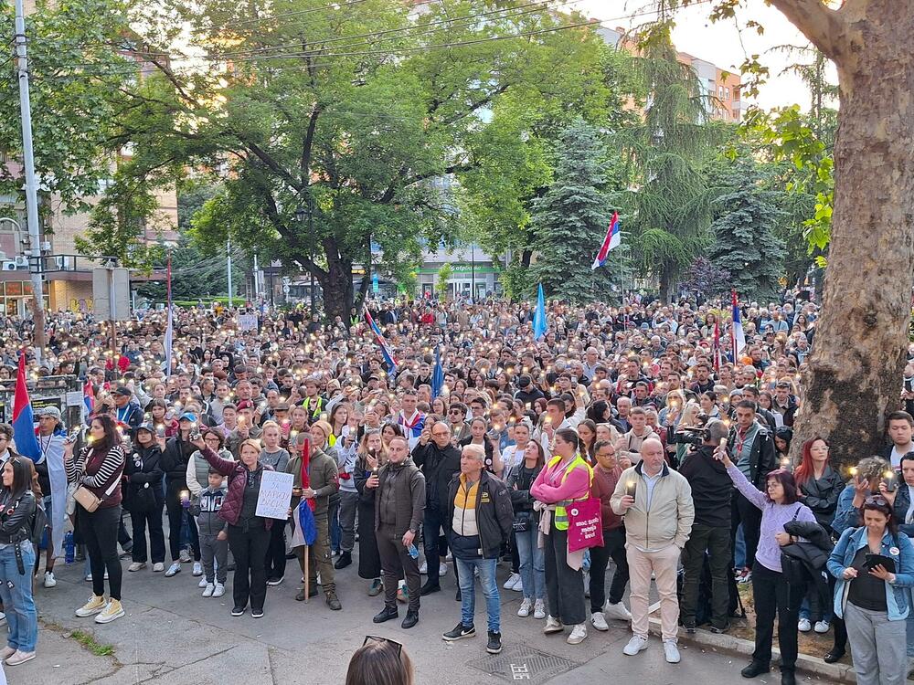 <p>Zatražili su sa protesta "Izbori(mo) se" i odgovornost za pad nadstrešnice na Željezničkoj stanici u Novom Sadu, 1. novembra 2024.</p>