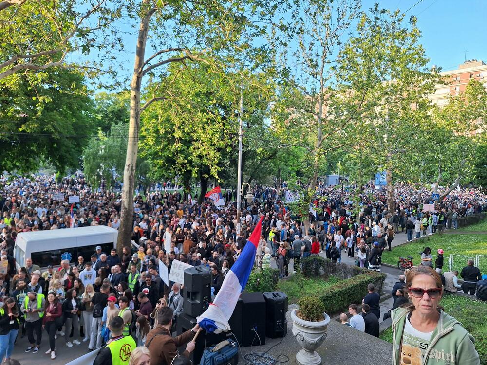 <p>Zatražili su sa protesta "Izbori(mo) se" i odgovornost za pad nadstrešnice na Željezničkoj stanici u Novom Sadu, 1. novembra 2024.</p>