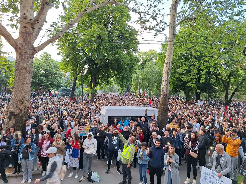 <p>Zatražili su sa protesta "Izbori(mo) se" i odgovornost za pad nadstrešnice na Željezničkoj stanici u Novom Sadu, 1. novembra 2024.</p>
