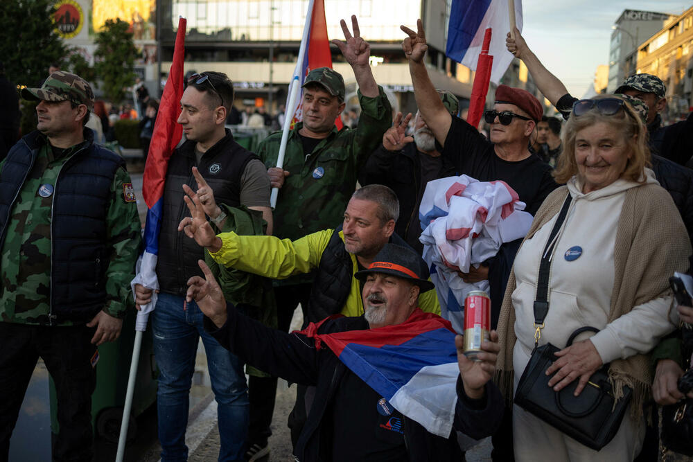 <p>Kazao je i da su milijarde eura uložene u rušenje Srbije, ali da je "obojena revolucija propala", te naglasio da okupljanje u Nišu pokazuje da "slobodarski duh ne mogu da pobijede"</p>