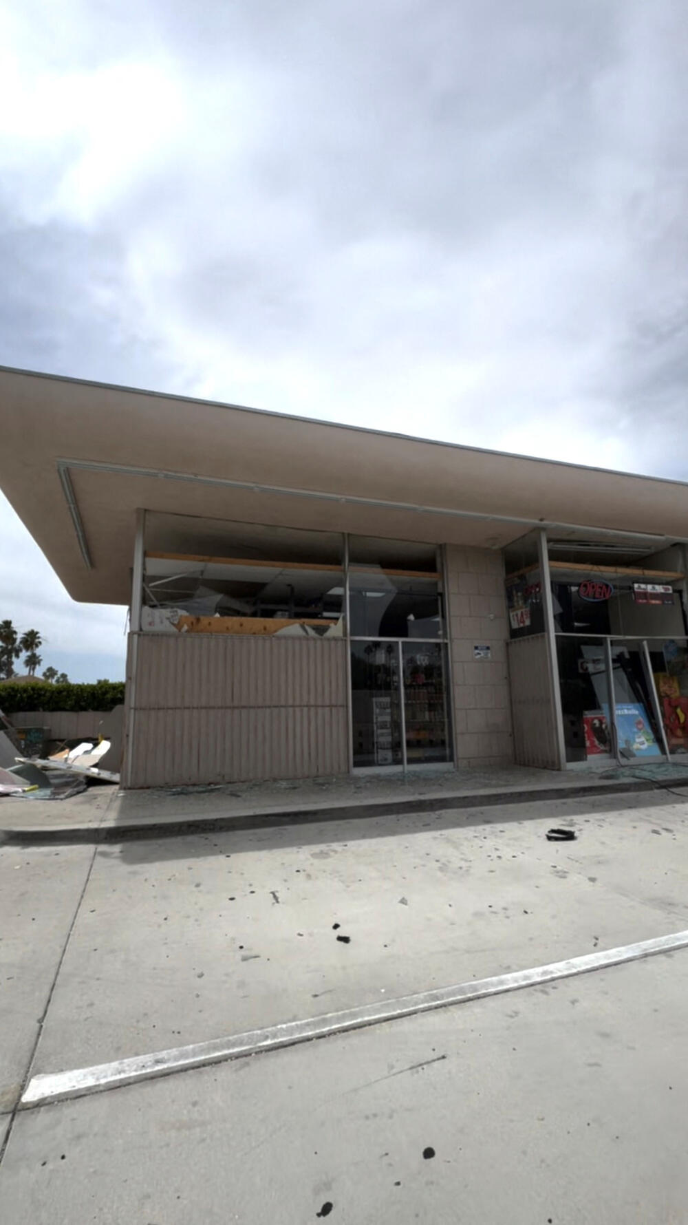 <p>Vlasti imaju osobu od interesa za istragu i ne tragaju za osumnjičenim, rekao je novinarima Akil Dejvis, pomoćnik direktora terenske kancelarije Federalnog istražnog biroa (FBI) u Los Anđelesu</p>  <p>Nije naveo nikakve dodatne detalje</p>