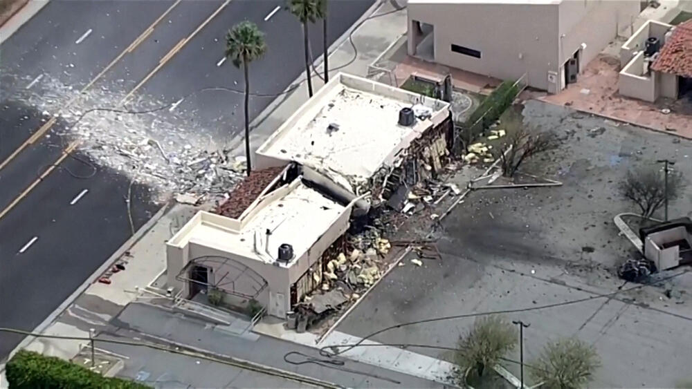 <p>Vlasti imaju osobu od interesa za istragu i ne tragaju za osumnjičenim, rekao je novinarima Akil Dejvis, pomoćnik direktora terenske kancelarije Federalnog istražnog biroa (FBI) u Los Anđelesu</p>  <p>Nije naveo nikakve dodatne detalje</p>