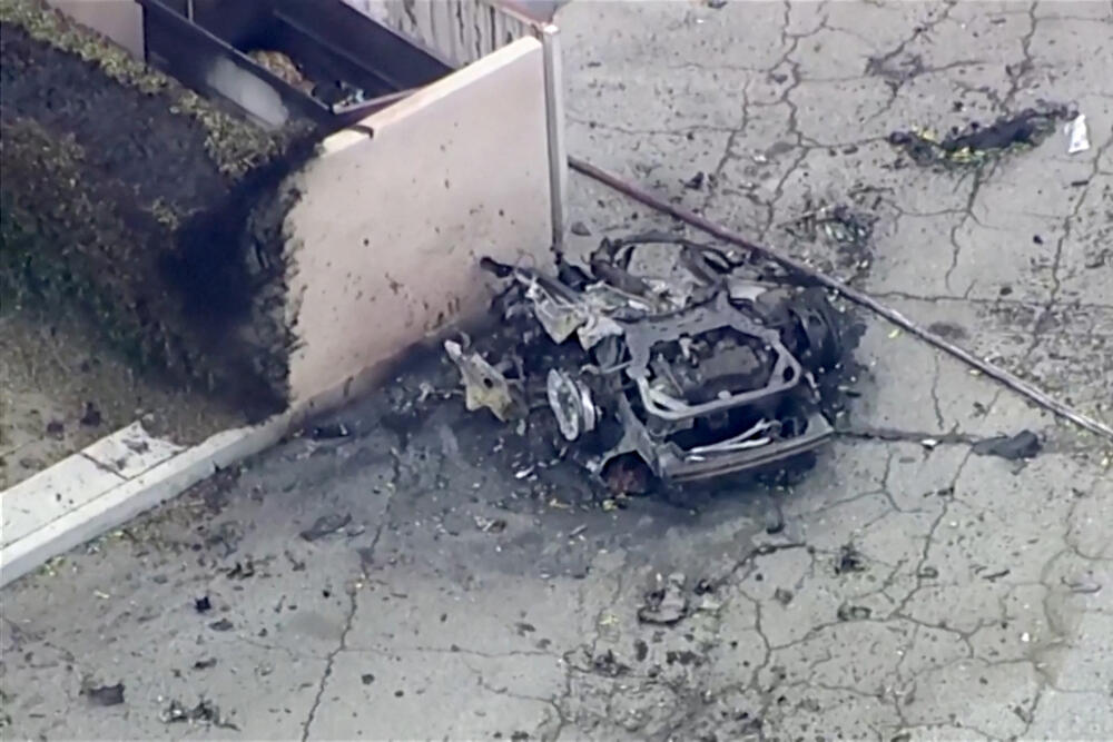 <p>Vlasti imaju osobu od interesa za istragu i ne tragaju za osumnjičenim, rekao je novinarima Akil Dejvis, pomoćnik direktora terenske kancelarije Federalnog istražnog biroa (FBI) u Los Anđelesu</p>  <p>Nije naveo nikakve dodatne detalje</p>