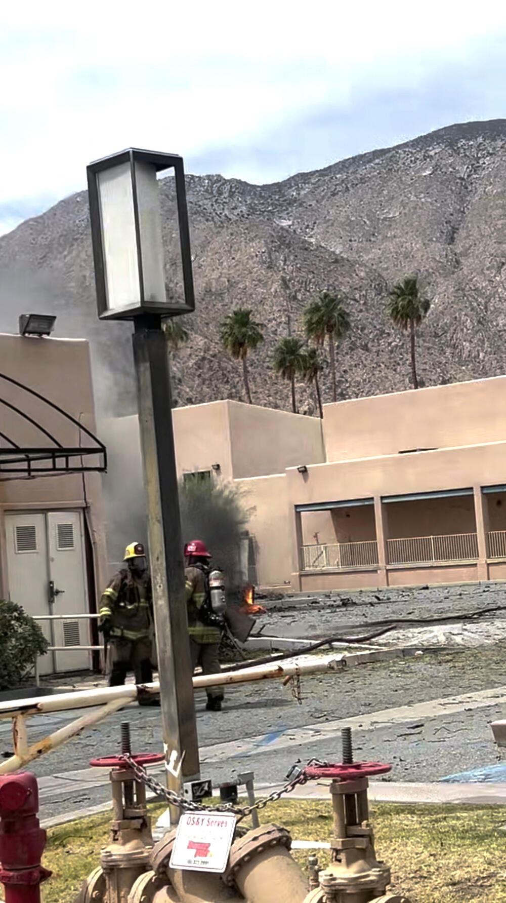 <p>Vlasti imaju osobu od interesa za istragu i ne tragaju za osumnjičenim, rekao je novinarima Akil Dejvis, pomoćnik direktora terenske kancelarije Federalnog istražnog biroa (FBI) u Los Anđelesu</p>  <p>Nije naveo nikakve dodatne detalje</p>