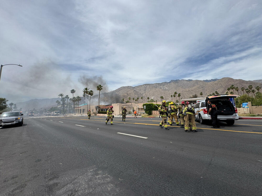 <p>Vlasti imaju osobu od interesa za istragu i ne tragaju za osumnjičenim, rekao je novinarima Akil Dejvis, pomoćnik direktora terenske kancelarije Federalnog istražnog biroa (FBI) u Los Anđelesu</p>  <p>Nije naveo nikakve dodatne detalje</p>