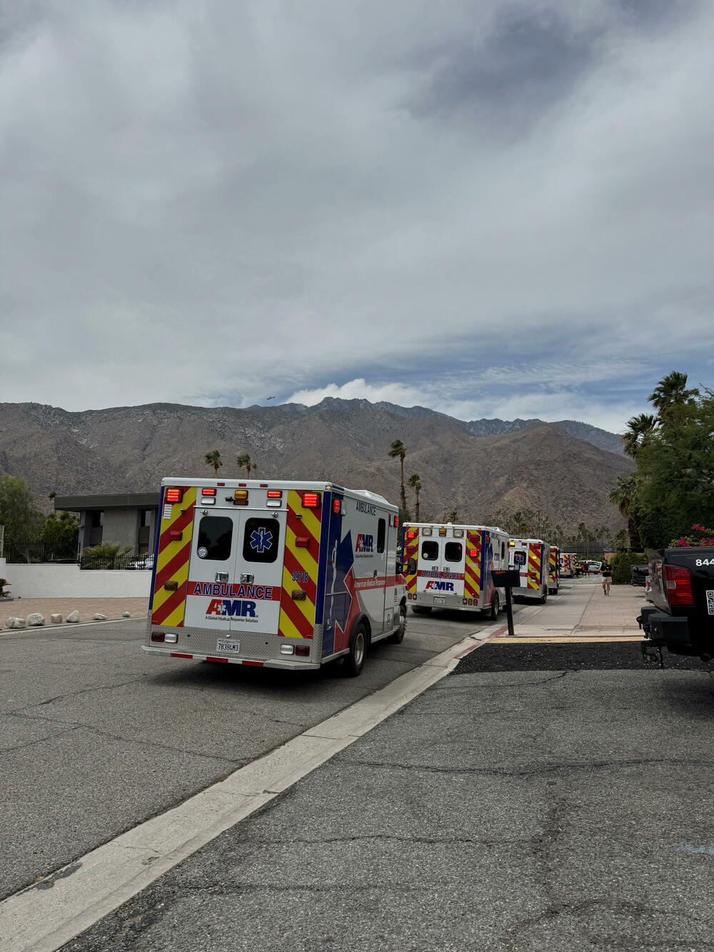 <p>Vlasti imaju osobu od interesa za istragu i ne tragaju za osumnjičenim, rekao je novinarima Akil Dejvis, pomoćnik direktora terenske kancelarije Federalnog istražnog biroa (FBI) u Los Anđelesu</p>  <p>Nije naveo nikakve dodatne detalje</p>