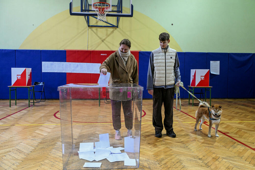 <p>Na 32.143 birališta, Poljaci do 21 sat biraju između 13 kandidata, a ukoliko niko od njih ne osvoji preko 50 odsto glasova dva kandidata sa najviše glasova idu u drugi krug za 14 dana</p>