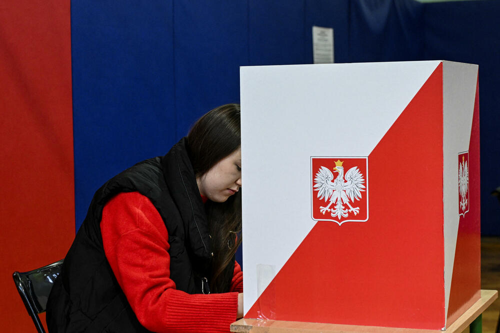 <p>Na 32.143 birališta, Poljaci do 21 sat biraju između 13 kandidata, a ukoliko niko od njih ne osvoji preko 50 odsto glasova dva kandidata sa najviše glasova idu u drugi krug za 14 dana</p>