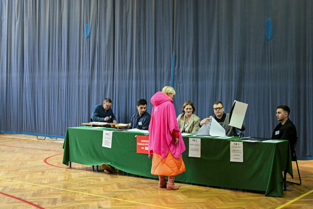 <p>Na 32.143 birališta, Poljaci do 21 sat biraju između 13 kandidata, a ukoliko niko od njih ne osvoji preko 50 odsto glasova dva kandidata sa najviše glasova idu u drugi krug za 14 dana</p>