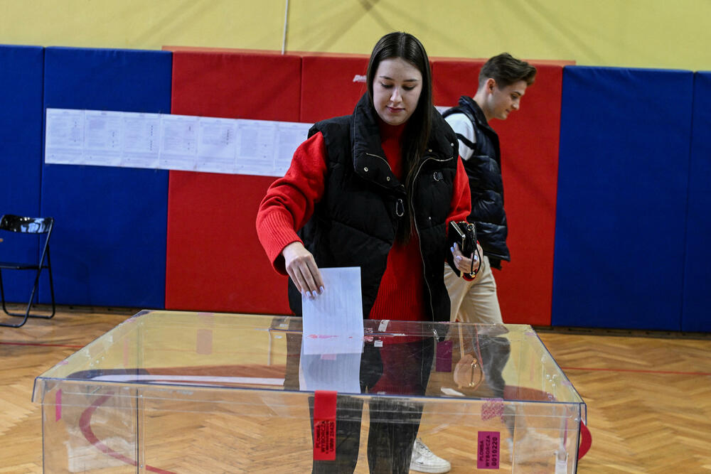 <p>Na 32.143 birališta, Poljaci do 21 sat biraju između 13 kandidata, a ukoliko niko od njih ne osvoji preko 50 odsto glasova dva kandidata sa najviše glasova idu u drugi krug za 14 dana</p>