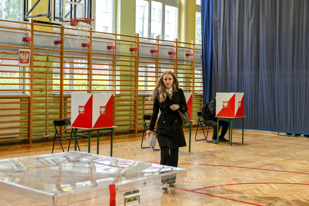 <p>Na 32.143 birališta, Poljaci do 21 sat biraju između 13 kandidata, a ukoliko niko od njih ne osvoji preko 50 odsto glasova dva kandidata sa najviše glasova idu u drugi krug za 14 dana</p>