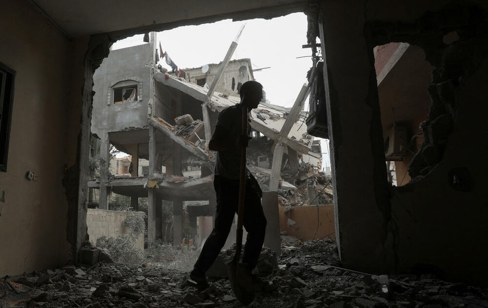 <p>Više od 48 ljudi je ubijeno u vazdušnim napadima u i oko grada Kan Junisa na jugu zemlje, pogođene su kuće i šatori u kojima su bile smještene raseljene osobe, saopštila je bolnica Naser</p>