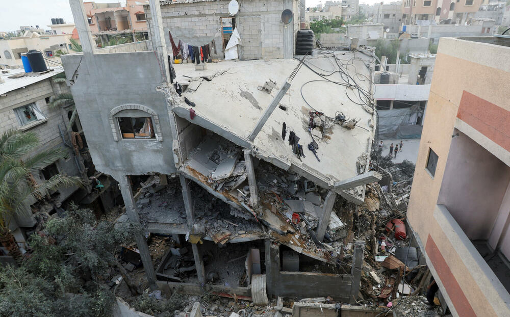 <p>Više od 48 ljudi je ubijeno u vazdušnim napadima u i oko grada Kan Junisa na jugu zemlje, pogođene su kuće i šatori u kojima su bile smještene raseljene osobe, saopštila je bolnica Naser</p>