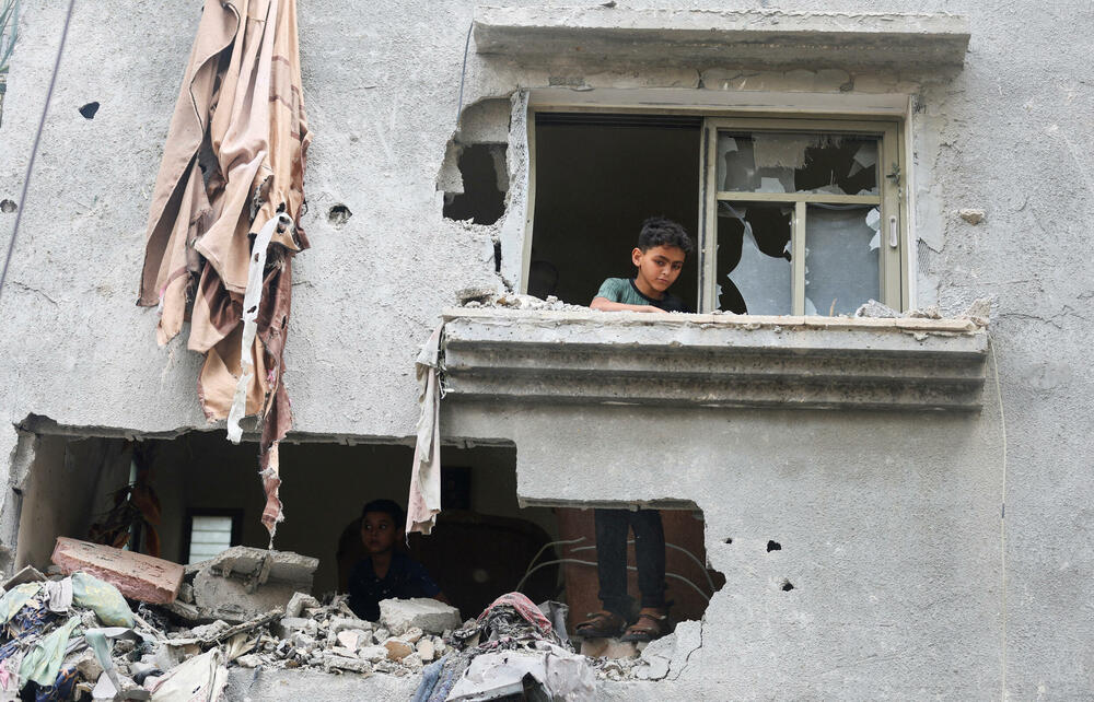 <p>Više od 48 ljudi je ubijeno u vazdušnim napadima u i oko grada Kan Junisa na jugu zemlje, pogođene su kuće i šatori u kojima su bile smještene raseljene osobe, saopštila je bolnica Naser</p>