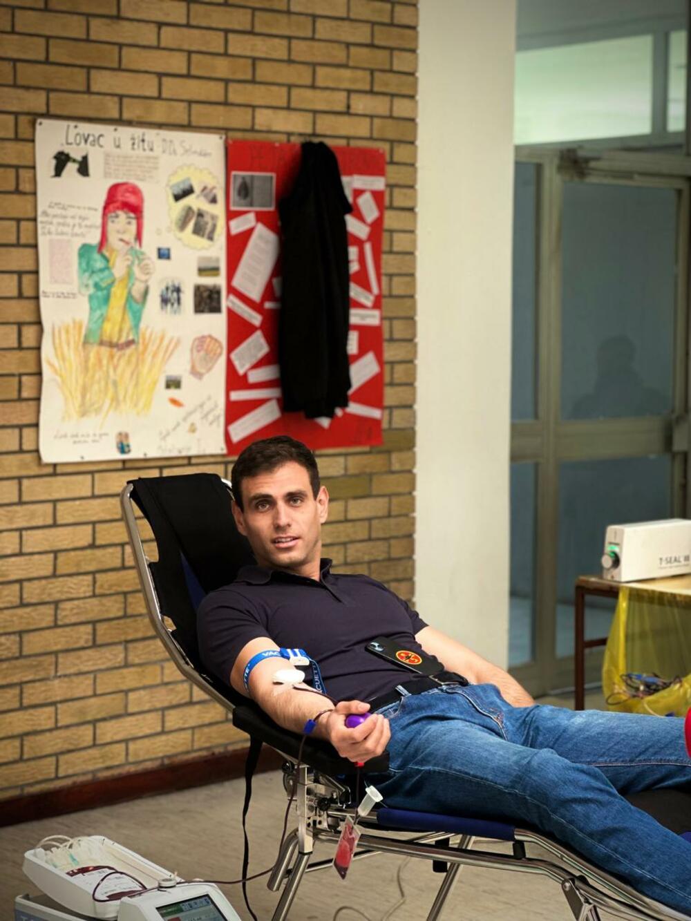 <p>"Ponosni smo na podršku koju su nam pružili brojni sugrađani, prijatelji Kolašina, kao i firme koje su se rado uključile. Među njima posebno ističemo Milivoja Pašića i njegove prijatelje, koji redovno učestvuju u svim akcijama CK Kolašin, iako ih za naš grad vežu isključivo prijateljske veze", kazao je Đorđije Baković iz CK</p>