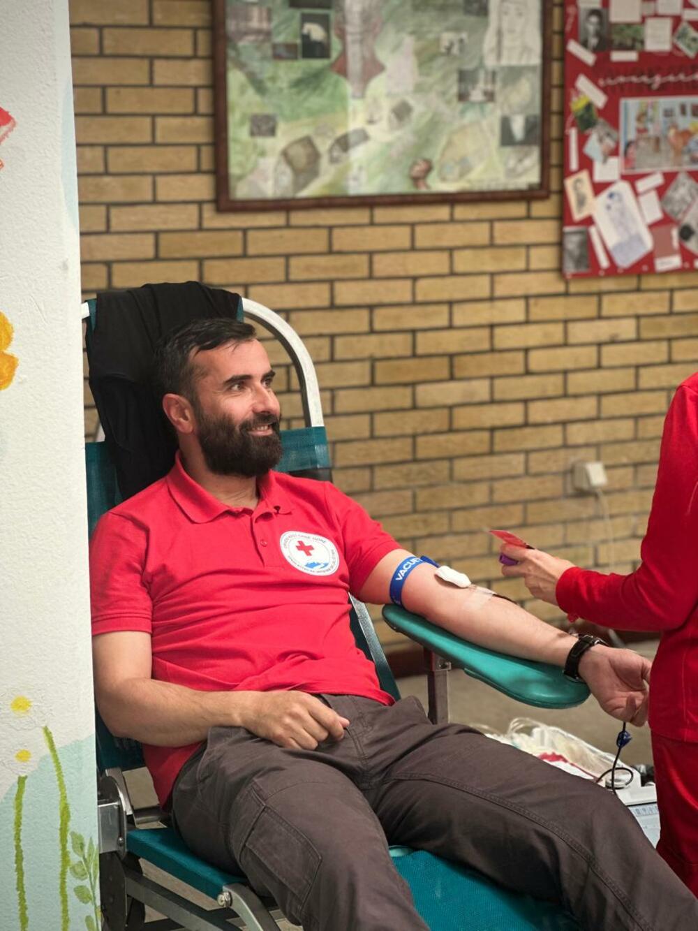 <p>"Ponosni smo na podršku koju su nam pružili brojni sugrađani, prijatelji Kolašina, kao i firme koje su se rado uključile. Među njima posebno ističemo Milivoja Pašića i njegove prijatelje, koji redovno učestvuju u svim akcijama CK Kolašin, iako ih za naš grad vežu isključivo prijateljske veze", kazao je Đorđije Baković iz CK</p>