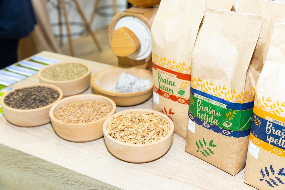 <p>U okviru nacionalnog štanda, Komora predstavlja crnogorsku privredu kroz promociju domaćih proizvođača iz oblasti poljoprivrede, prehrambene industrije i ruralnog turizma</p>