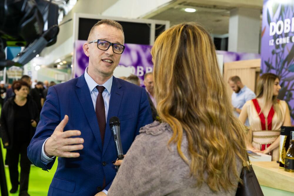 <p>U okviru nacionalnog štanda, Komora predstavlja crnogorsku privredu kroz promociju domaćih proizvođača iz oblasti poljoprivrede, prehrambene industrije i ruralnog turizma</p>