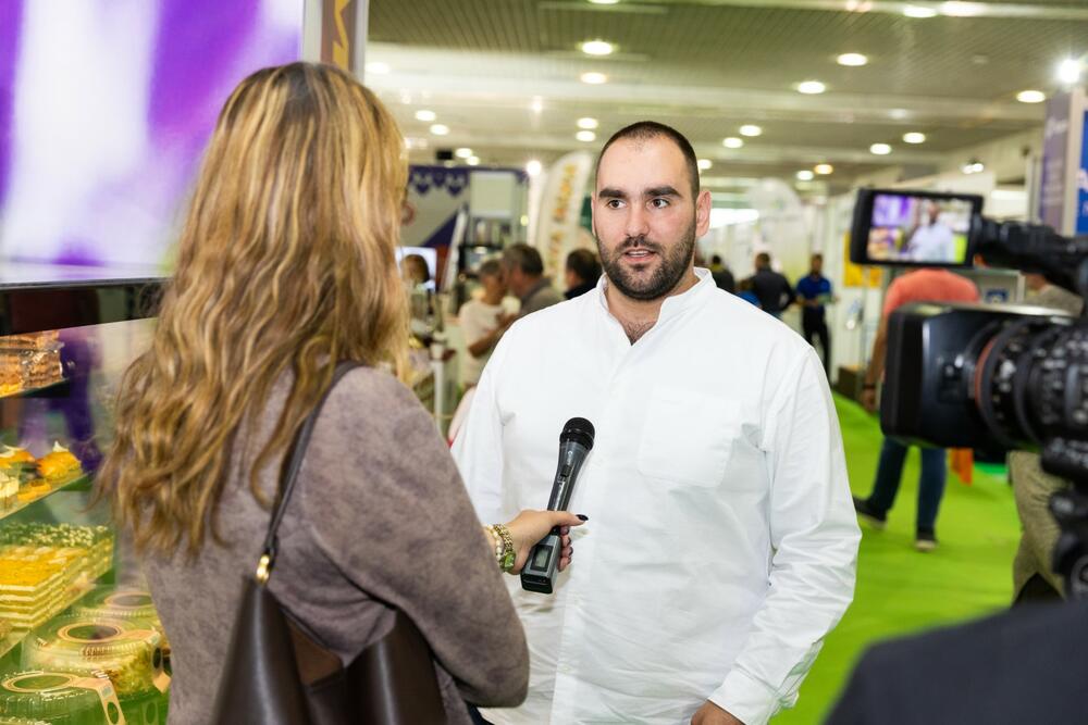 <p>U okviru nacionalnog štanda, Komora predstavlja crnogorsku privredu kroz promociju domaćih proizvođača iz oblasti poljoprivrede, prehrambene industrije i ruralnog turizma</p>