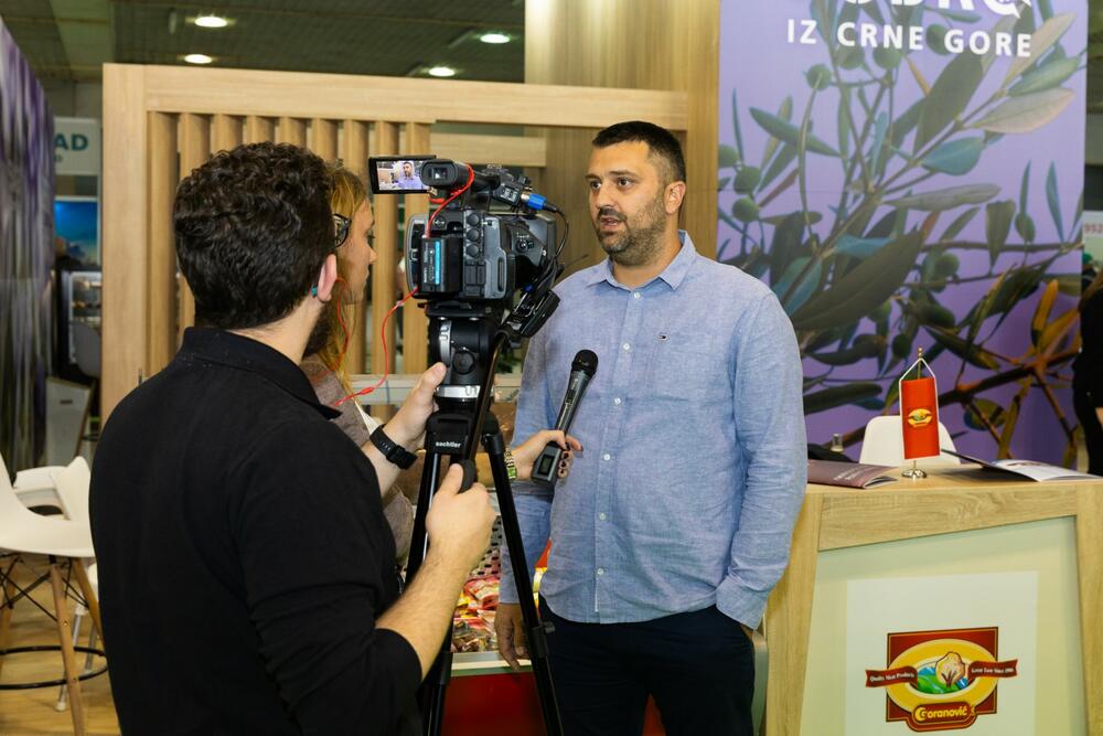 <p>U okviru nacionalnog štanda, Komora predstavlja crnogorsku privredu kroz promociju domaćih proizvođača iz oblasti poljoprivrede, prehrambene industrije i ruralnog turizma</p>