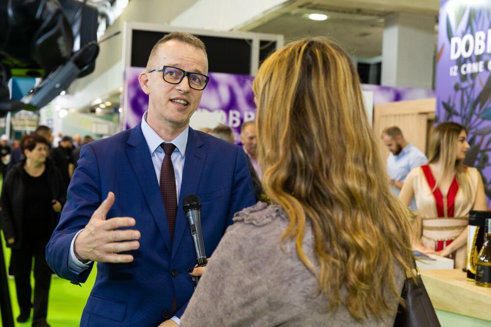 <p>U okviru nacionalnog štanda, Komora predstavlja crnogorsku privredu kroz promociju domaćih proizvođača iz oblasti poljoprivrede, prehrambene industrije i ruralnog turizma</p>