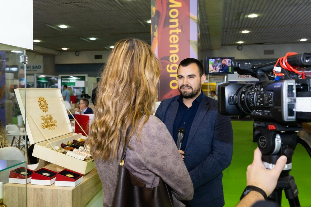 <p>U okviru nacionalnog štanda, Komora predstavlja crnogorsku privredu kroz promociju domaćih proizvođača iz oblasti poljoprivrede, prehrambene industrije i ruralnog turizma</p>