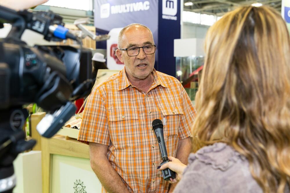 <p>U okviru nacionalnog štanda, Komora predstavlja crnogorsku privredu kroz promociju domaćih proizvođača iz oblasti poljoprivrede, prehrambene industrije i ruralnog turizma</p>