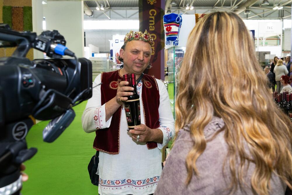 <p>U okviru nacionalnog štanda, Komora predstavlja crnogorsku privredu kroz promociju domaćih proizvođača iz oblasti poljoprivrede, prehrambene industrije i ruralnog turizma</p>