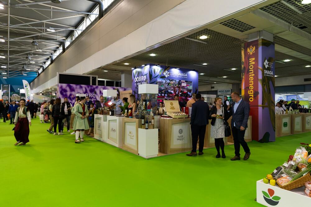 <p>U okviru nacionalnog štanda, Komora predstavlja crnogorsku privredu kroz promociju domaćih proizvođača iz oblasti poljoprivrede, prehrambene industrije i ruralnog turizma</p>