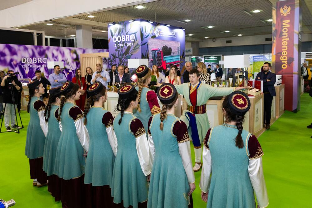 <p>U okviru nacionalnog štanda, Komora predstavlja crnogorsku privredu kroz promociju domaćih proizvođača iz oblasti poljoprivrede, prehrambene industrije i ruralnog turizma</p>