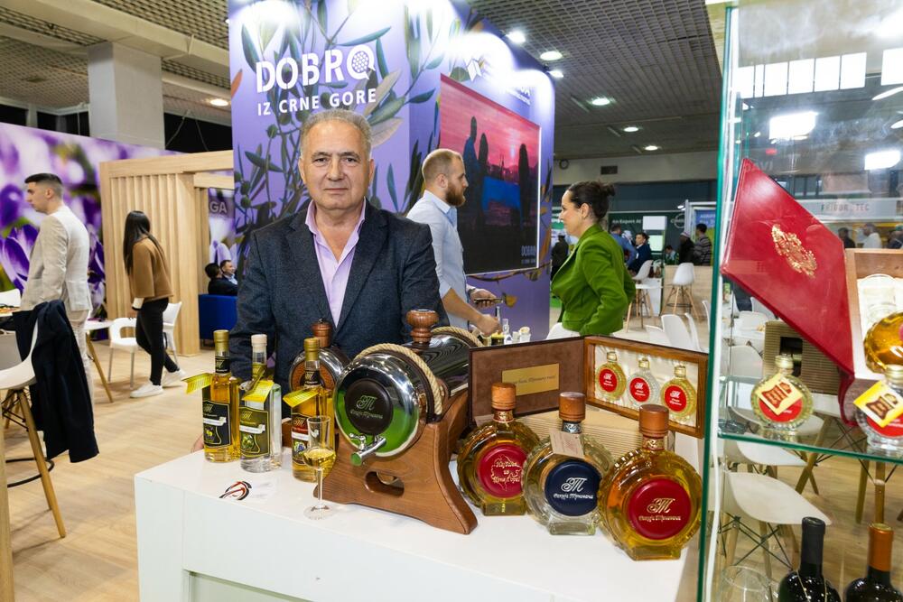 <p>U okviru nacionalnog štanda, Komora predstavlja crnogorsku privredu kroz promociju domaćih proizvođača iz oblasti poljoprivrede, prehrambene industrije i ruralnog turizma</p>