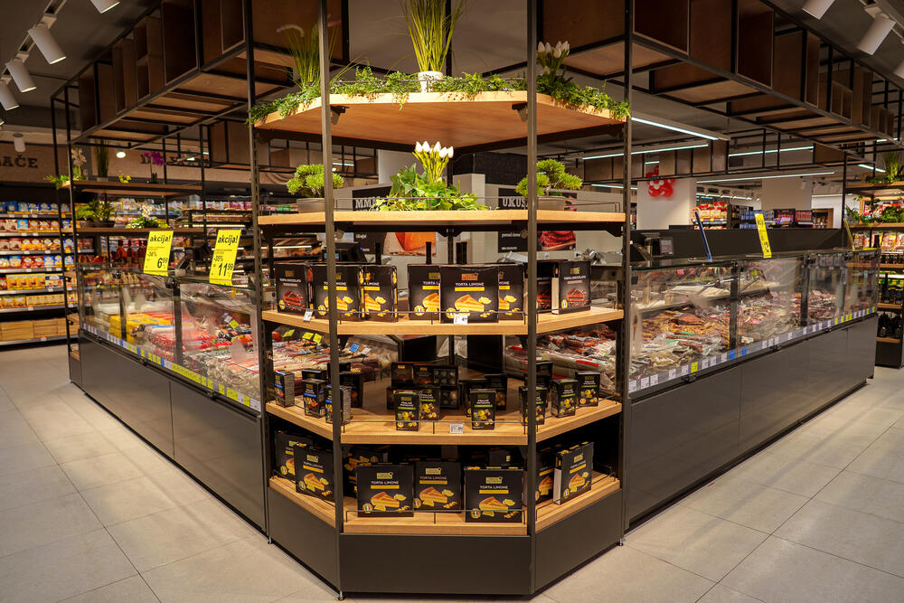 <p>Na dobro poznatoj adresi u Ulici Sava Ilića br. 4, u blizini Omladinskog parka u Igalu, renovirana je IDEA prodavnica. S novim, modernizovanim prostorom i unaprijeđenom ponudom, prodavnica je sada dodatno prilagođena potrebama kako lokalnog stanovništva, tako i turista koji rado posjećuju ovu popularnu destinaciju na crnogorskoj obali.</p>