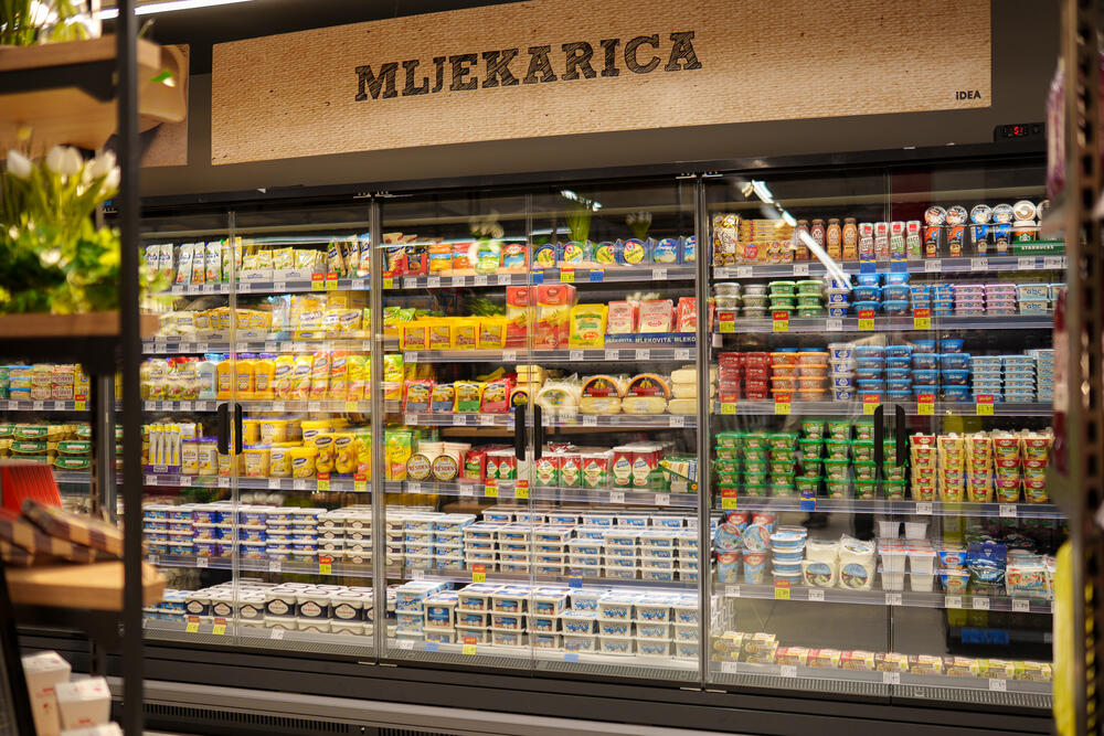 <p>Na dobro poznatoj adresi u Ulici Sava Ilića br. 4, u blizini Omladinskog parka u Igalu, renovirana je IDEA prodavnica. S novim, modernizovanim prostorom i unaprijeđenom ponudom, prodavnica je sada dodatno prilagođena potrebama kako lokalnog stanovništva, tako i turista koji rado posjećuju ovu popularnu destinaciju na crnogorskoj obali.</p>