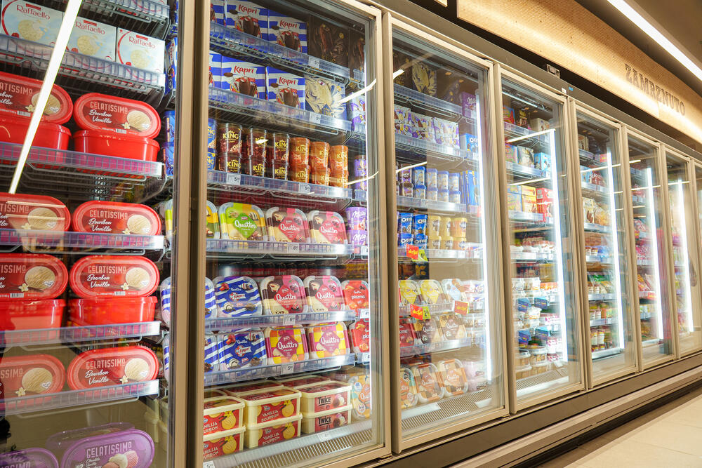 <p>Na dobro poznatoj adresi u Ulici Sava Ilića br. 4, u blizini Omladinskog parka u Igalu, renovirana je IDEA prodavnica. S novim, modernizovanim prostorom i unaprijeđenom ponudom, prodavnica je sada dodatno prilagođena potrebama kako lokalnog stanovništva, tako i turista koji rado posjećuju ovu popularnu destinaciju na crnogorskoj obali.</p>