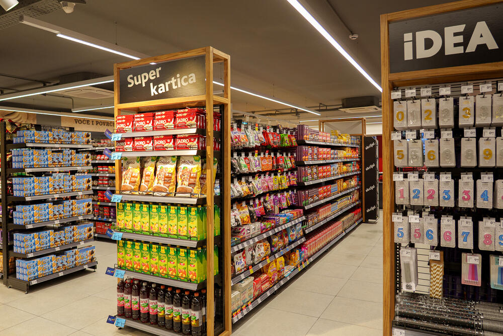 <p>Na dobro poznatoj adresi u Ulici Sava Ilića br. 4, u blizini Omladinskog parka u Igalu, renovirana je IDEA prodavnica. S novim, modernizovanim prostorom i unaprijeđenom ponudom, prodavnica je sada dodatno prilagođena potrebama kako lokalnog stanovništva, tako i turista koji rado posjećuju ovu popularnu destinaciju na crnogorskoj obali.</p>