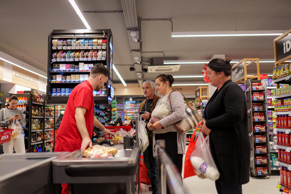 <p>Na dobro poznatoj adresi u Ulici Sava Ilića br. 4, u blizini Omladinskog parka u Igalu, renovirana je IDEA prodavnica. S novim, modernizovanim prostorom i unaprijeđenom ponudom, prodavnica je sada dodatno prilagođena potrebama kako lokalnog stanovništva, tako i turista koji rado posjećuju ovu popularnu destinaciju na crnogorskoj obali.</p>