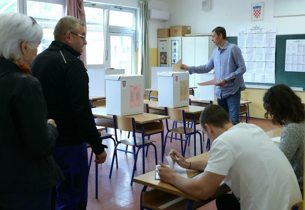 <p>Vladajuća hrvatska HDZ je po navici dobila izbore u većini lokalnih samouprava, premda u Zagrebu praktično ne postoji. Tajna je, kažu analitičari, u slabom budžetu gradova koji se nadaju pomoći "odozgo"</p>