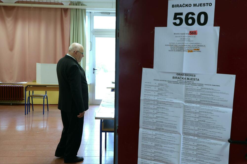 <p>Vladajuća hrvatska HDZ je po navici dobila izbore u većini lokalnih samouprava, premda u Zagrebu praktično ne postoji. Tajna je, kažu analitičari, u slabom budžetu gradova koji se nadaju pomoći "odozgo"</p>